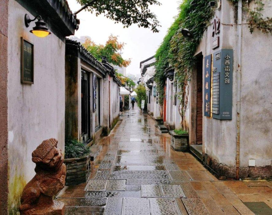 18岁的丫鬟被37岁的厨师强占，生下孩子后，主母嫌丢人把她赶出家